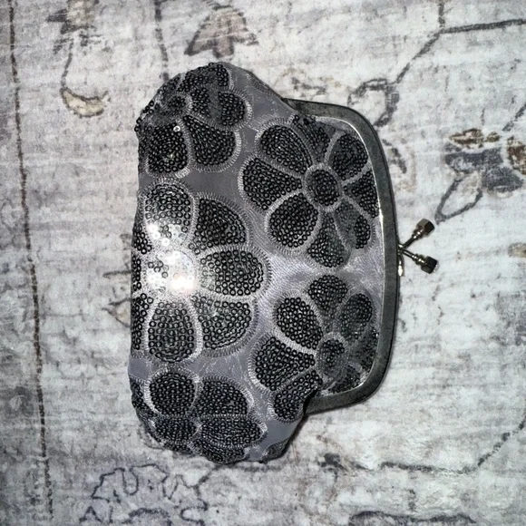 Elegant Gray Floral Sequin Clutch - Picture 3 of 4